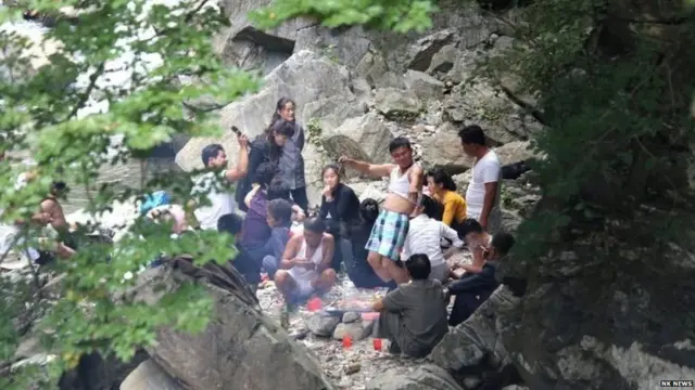 हे लोक वोंसन या समुद्र किनाऱ्यावर वसलेल्या गावातील उलिम धबधब्यावर सहलीचा आनंद घेत आहेत.