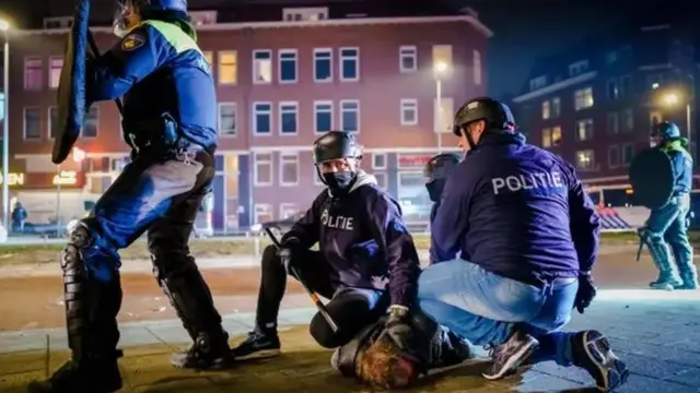 Hollanda'da geçen ay düzenlenen sokağa çıkma yasağı karşıtı gösterilerde çok sayıda kişi tutuklanmıştı