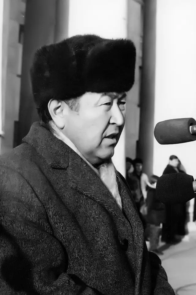 Жазуучу Казат Акматов 1990-жылы түзүлгөн Кыргызстан Демократиялык кыймылынын теңтөрагасы болуп шайланган.