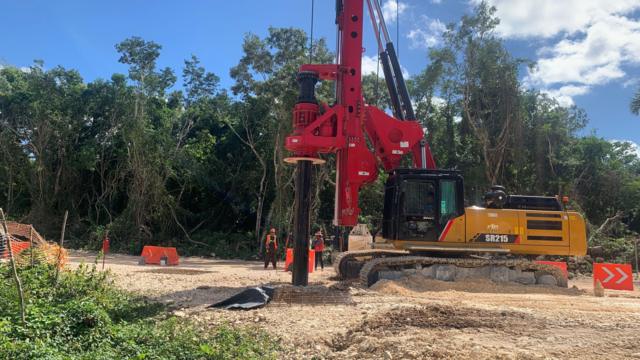 Máquinas trabalham perfurando o solo para a construção da ferrovia a poucos metros da entradacupom de betanograndes cavernas subterrâneas