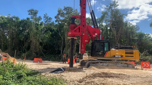 Máquinas trabalham perfurando o solo para a construção da ferrovia a poucos metros da entradajogo que ganha bonus no cadastrograndes cavernas subterrâneas