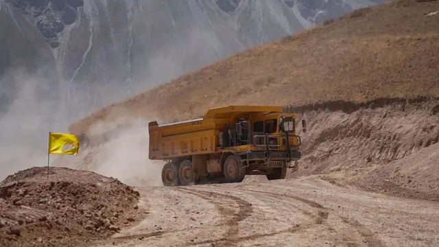 карьерный самосвал на совместном таджикско-китайском горнодобывающем предприятии