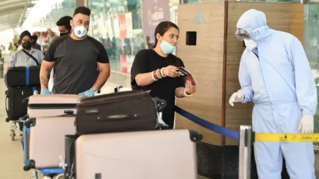 AB dışındaki riskli olmayan ülkelerden gelenlerden de iki aşı ya da negatif test istenecek