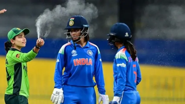 भारत-पाकिस्तान सामना काही काळासाठी थांबवण्यात आला.