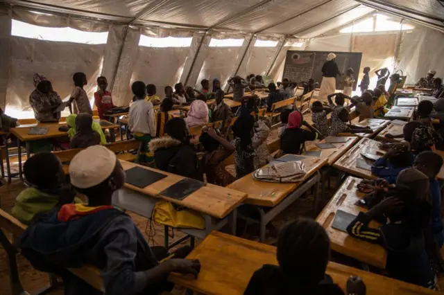 Des élèves du primaire dans leur classe à Dori, au Burkina Faso.
Des écoles ont fermé leurs portes en raison des violences djihadistes, touchant plus de 325 000 enfants. Ces classes supplémentaires ont été créées pour accueillir les enfants qui ont fui les violences djihadistes.