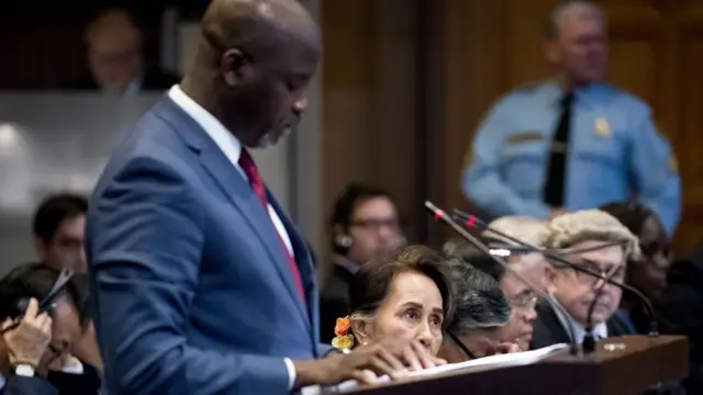 গ্যাম্বিয়ার বিচার-মন্ত্রী আবুবাকার তাম্বাদু বক্তব্য রাখছেন।