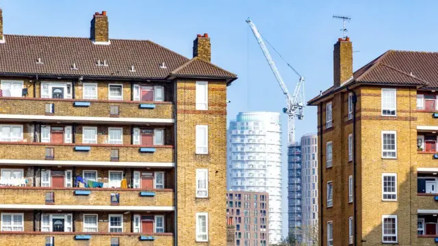 Аз камсыз болгондор үчүн көп батирлүү турак-жайлар заманбап курулуштар менен коңшу жайгашкан учурларды көрүүгө болот.