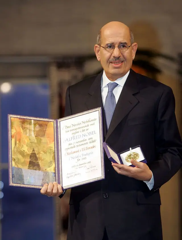 Mohamed ElBaradei, directeur général de l'Agence internationale de l'énergie atomique, pose avec le prix Nobel de la paix 2005 lors d'une cérémonie à l'hôtel de ville d'Oslo le 10 décembre 2005.