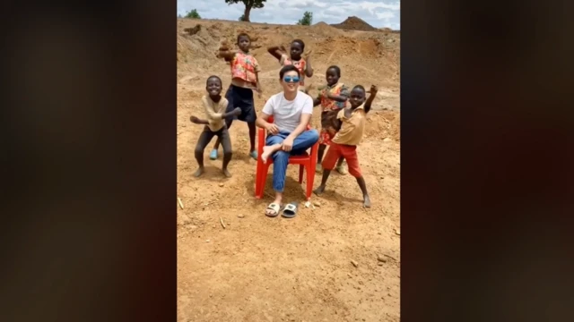 Susu rodeado de niños