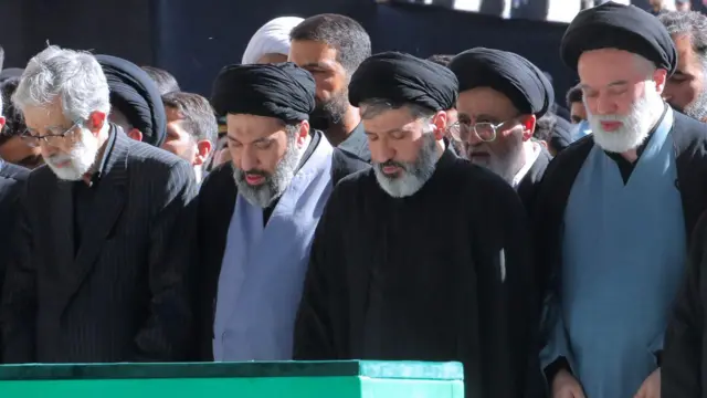 در مراسم امروز مجتبی خامنهای، رهبر کنونی جمهوری اسلامی غایب بود اما سه برادر او میثم، مسعود و مصطفی حضور داشتند