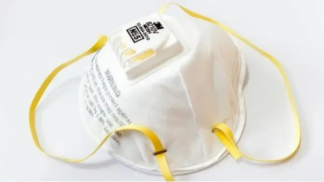 Una mascarilla respiratoria N95 con válvula.