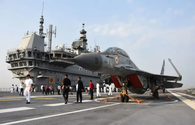 INS વિક્રાંત : ભારતનું આ યુદ્ધજહાજ કેમ ખાસ છે? ભારત, પાકિસ્તાન, યુદ્ધ, તણાવ, પહલગામ,બીબીસી ગુજરાતી ન્યૂઝ, ગુજરાત સમાચાર, ન્યૂઝ