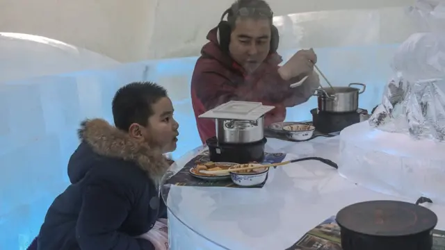 বরফ রেস্তরাঁয় খাচ্ছেন পর্যটকরা