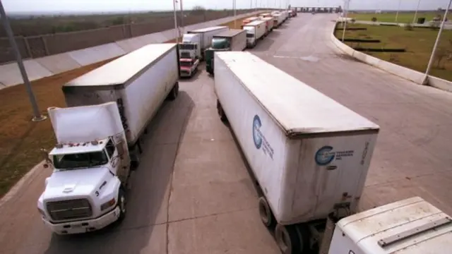 Camiones en la frontera entre Estados Unidos y México