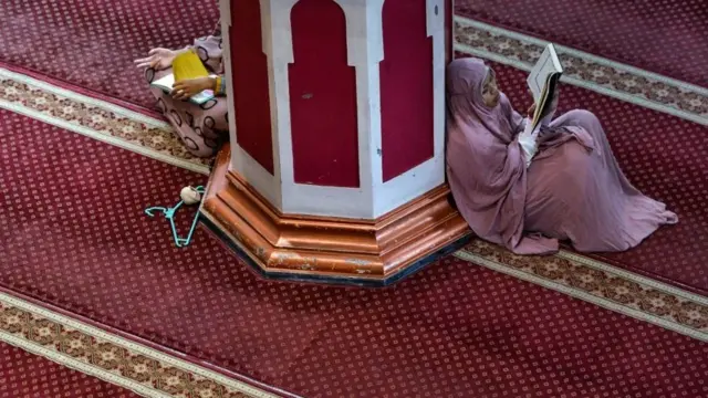 Membaca al-Quran di sebuah masjid di Aceh