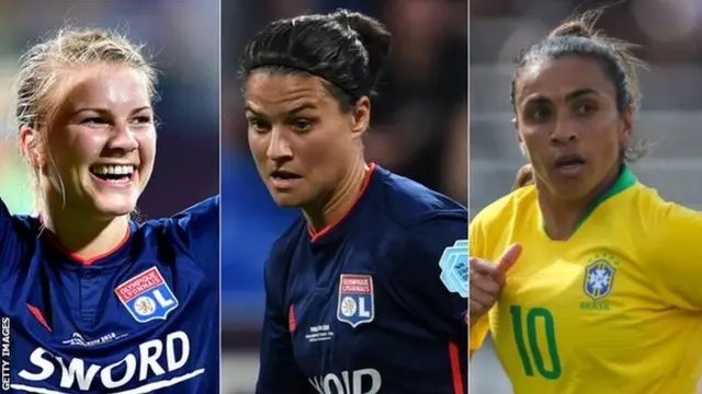 النرويجية أدا هيغربيرغ (يسار) والألمانية دزسينفير مروزان و البرازيلية مارتا يتنافسن على جائزة الفيفا أفضل لاعبة