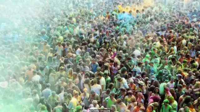 축제에 모인 사람들