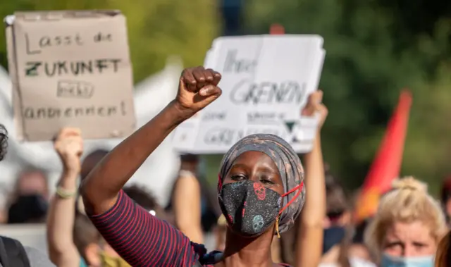 A ranar Lahadi, mai fafutika ƴar Somalia Fatuna Musa Afrah cikin masu zanga-zanga da aka shirya a Berlin na Jamus, ta na neman ƴancin baki ƴan gudun hijira daga Girka da kwashe su daga sasanonin da aka kebe su