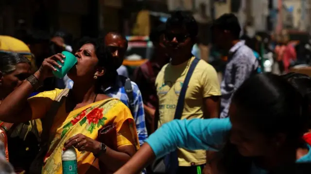 बेङ्गलुरुमा प्रचण्ड गर्मीमा मोही पिउँदै एक महिला