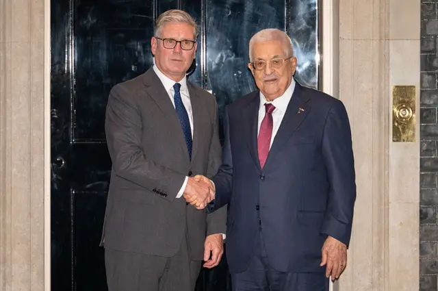 O primeiro-ministro Keir Starmer e a Autoridade Palestina Mahmoud Abbas