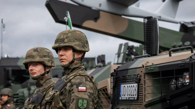 Польські солдати під час демонстрації військової техніки