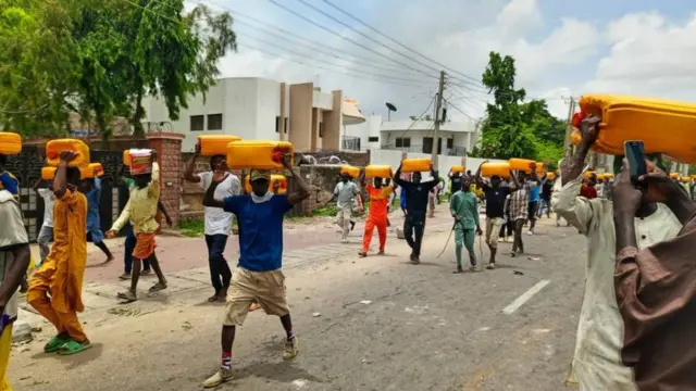 Protesters allegedly loot shop and tiff gallons of oil for Kano end bad governance protest