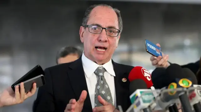 Reforma trabalhista aumentou informalidade ao enfraquecer sindicatos, diz estudo inédito Ricardo Patah dando entrevista a jornalistas, cercado de microfones e celulares