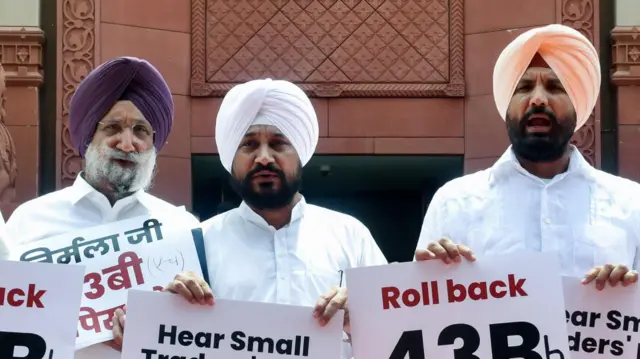 ਕਾਂਗਰਸੀ ਆਗੂ ਸੰਸਦ ਦੇ ਬਾਹਰ 