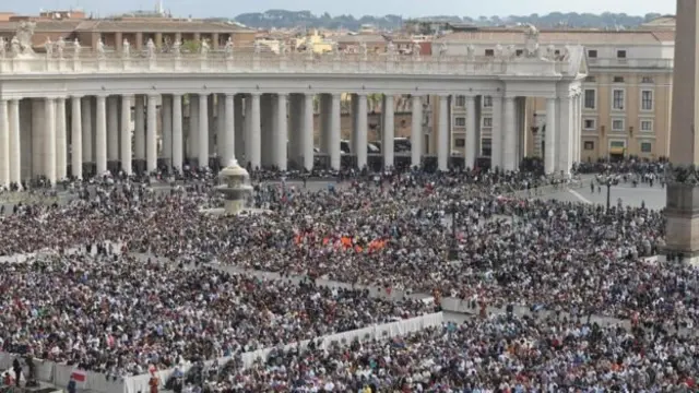Ikibanza ca Basillique Saint Pierre cari cuzuye