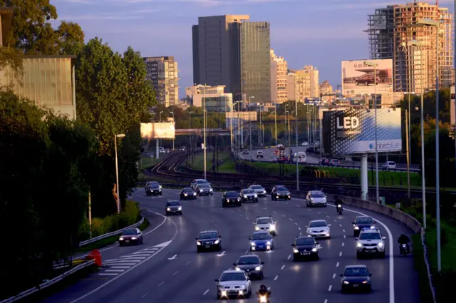 Autos en la avenida Lugones, en Buenos Aires