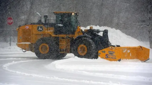 Esta máquina está despejando la nieve del estacionamiento del centro comercial Trumbull, Connecticut.