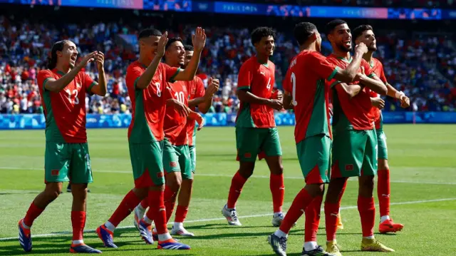 مهدي موهوب لاعب المغرب يحتفل بتسجيله الهدف الرابع مع زملائه في الفريق