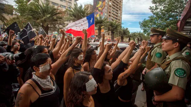 Una protesta contra la violencia policial, frente a carabineros