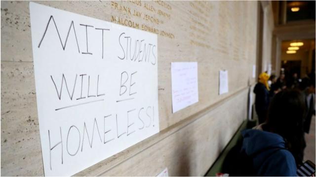 美国麻省理工大学要求学生3月17日前搬离宿舍，一些学生表示抗议。