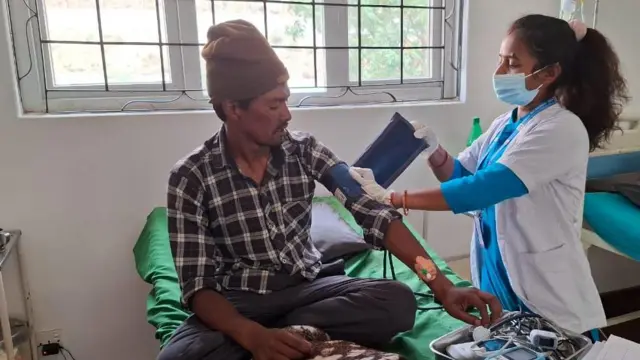 यार्सा टिप्न जाँदा लेक लागेर अस्पताल पुगेका बिरामी