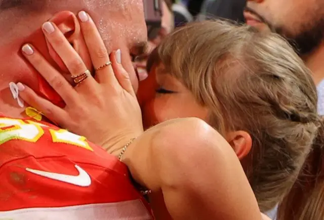 Kelce ile Swift arasındaki bu öpüşme en çok paylaşılanlar arasına girdi