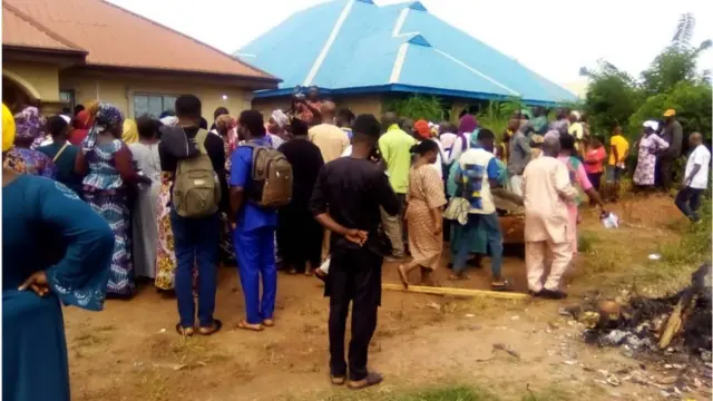 Crowd gada for di couple compound to witness dia burial