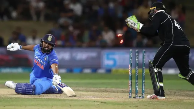 விக்கெட்டைப் பறிகொடுக்கும் ரோஹித் ஷர்மா.