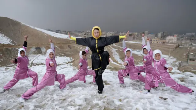 Genç kızlar, kar yağışına rağmen Kabil’deki Shahrak Haji Nabi tepesinde eğitimlerine devam ediyor.
