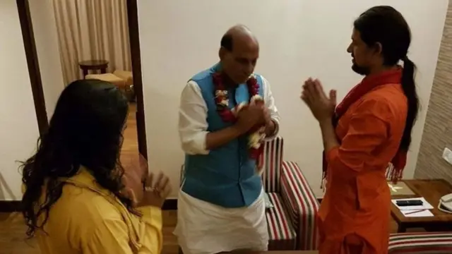 ஆனந்த் கிரியை வணங்கும் பாதுகாப்பு அமைச்சர் ராஜ்நாத் சிங்