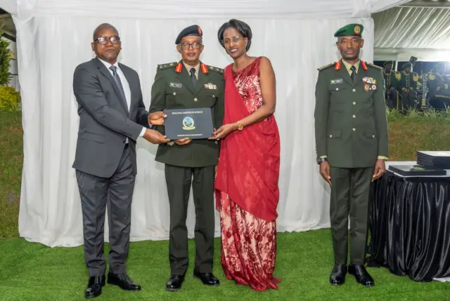 Minisitiri w'ingabo Juvénal Marizamunda (ubanza ibumoso) ashyikiriza icyemezo cyo gukorera ingabo Brig Gen Muziraguharara (wa kabiri ibumoso) mu ifoto irimo n'umugaba mukuru w'ingabo Gen Mubarakh Muhanga (ubanza iburyo)