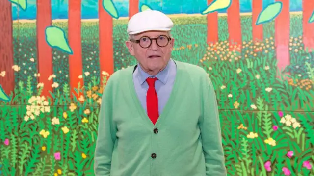 David Hockney posa frente a una de sus pinturas en 2017.