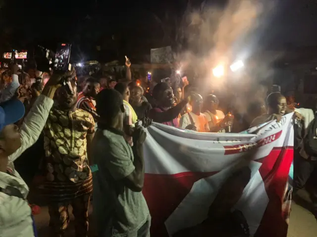 Awọn ẹbi, ara ati ojulumọ ṣe ayẹyẹ idagbere abẹla titan fun Adukẹ Gold