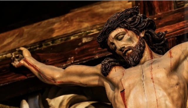 Une statue d'église représentant le Christ en train de saigner sur la croix