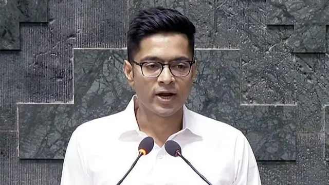 कोलकाताः डॉक्टरांच्या आंदोलनात 'गुंडां'नी फोडलं रुग्णालय तर पोलिसांनी फोडलं माध्यमांवर खापर