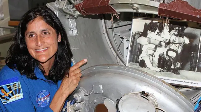  एक तस्वीर दिखाती हुईं सुनीता विलियम्स