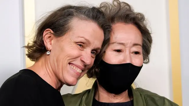 Frances McDormand y Yuh-Jung Youn
