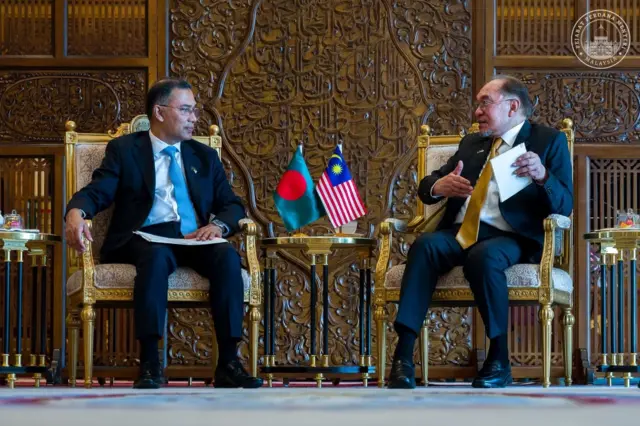 বাংলাদেশের প্রধানমন্ত্রী তারেক রহমান ও মালয়েশিয়ার প্রধানমন্ত্রী আনোয়ার  ইব্রাহিম একান্ত বৈঠকে