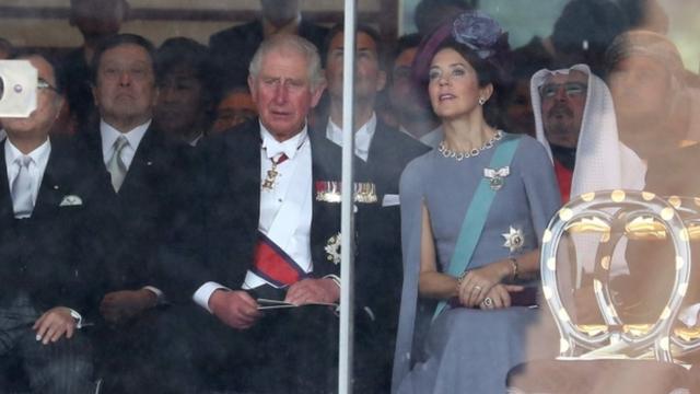 即位礼正殿の儀に出席した、イギリスのチャールズ皇太子とデンマークのメアリ皇太子妃（22日、皇居）