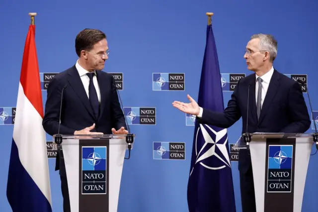 Rutte ve Stoltenberg.